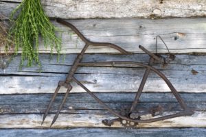 Reste eines alten Fahrrades an Holzwand, Reste eines alten Fahrrades an Holzwand,